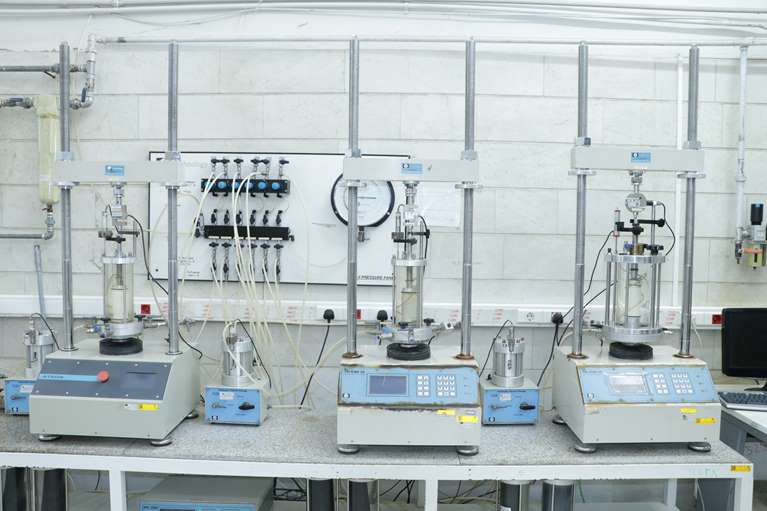 consolidated  Undrained  Triaxial Compression Test of soil specimen with pore water pressure measurment with a diameter of 38 mm and maximum lateral pressure 10 kg/cm2 